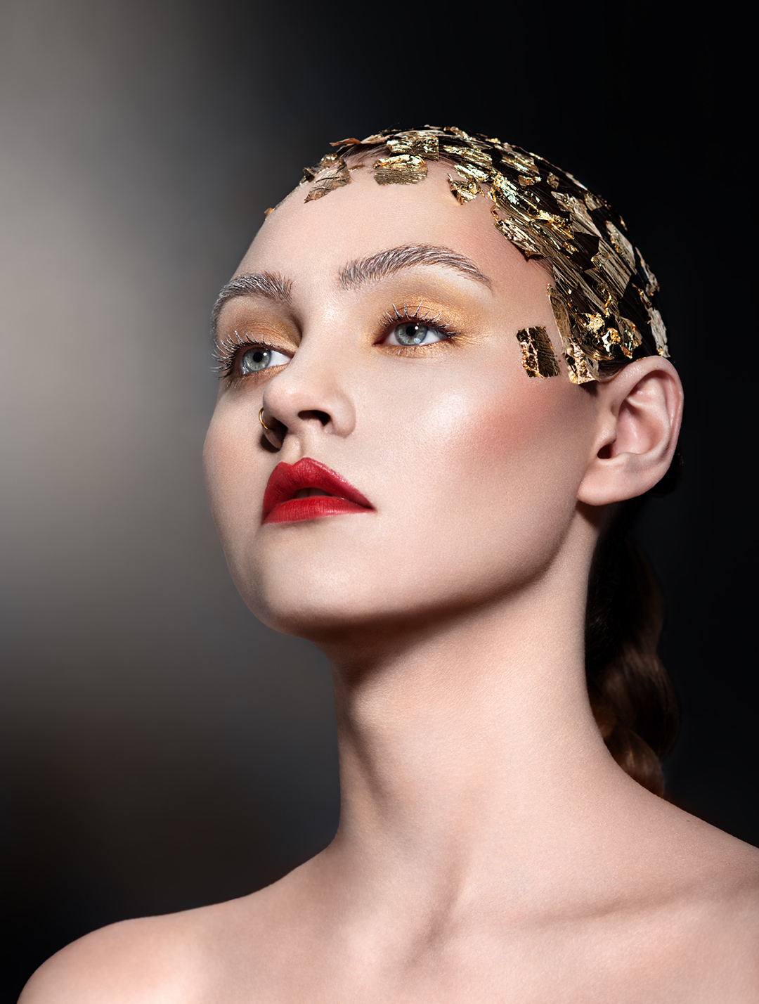Kate in gold and video backstage